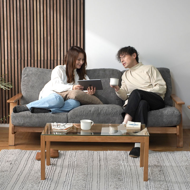 NEBOソファに大人2人でゆったりと座っているくつろぎシーン